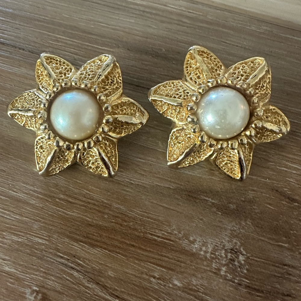 Vintage Flower/Pearl Clip On Earrings